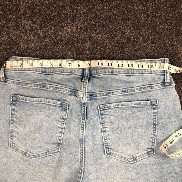 GAP Jean Shorts Women 16/33 Blue 9” Bermuda Distressed Mid Rise Light Wash Raw - Picture 4 of 7